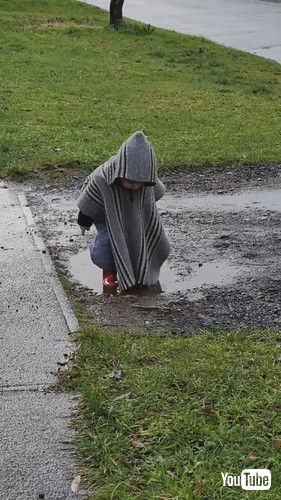 足をつっこむ男の子