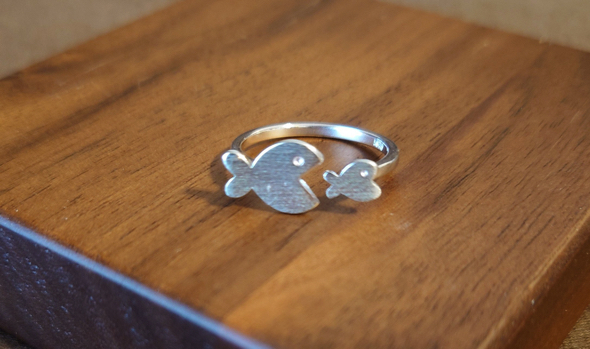 弱肉強食を表現したユニークな指輪がかわいい