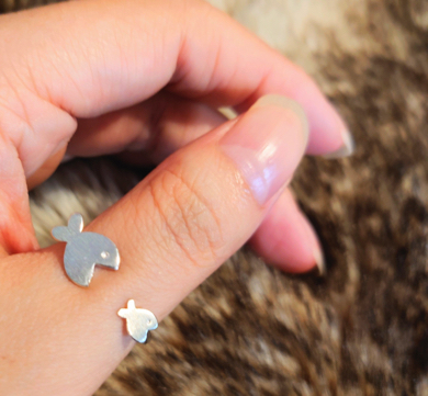 弱肉強食を表現したユニークな指輪がかわいい