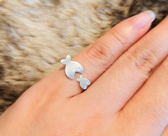 弱肉強食を表現したユニークな指輪がかわいい