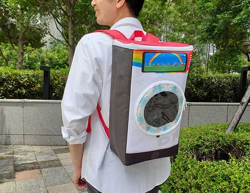 洗濯機っぽい音ゲー「maimai」のリュックが登場 “まさかの