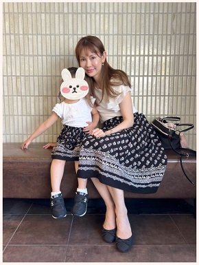 お揃いのスカート姿の上原さくらと娘