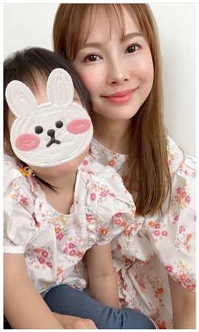 お揃いコーデの上原さくらと娘