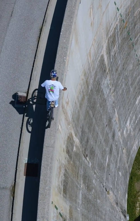 右側はとんでもない高さ……！