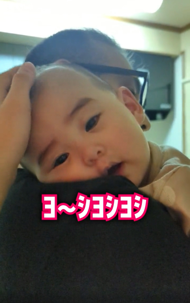 よしよしされる赤ちゃん