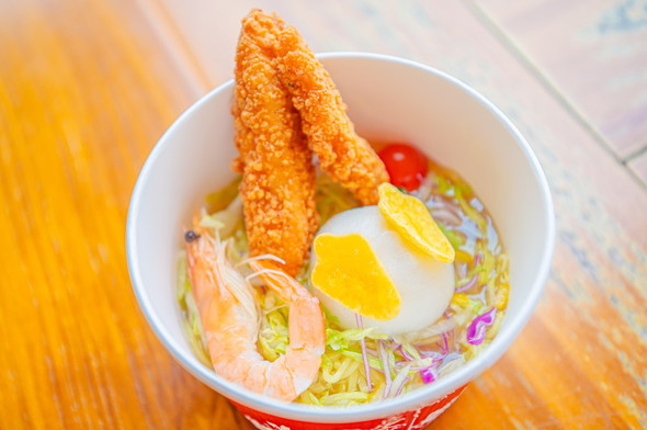  「エビとチキンテンダーの冷やし麺(ゆず塩)、はんぺん添え」の画像