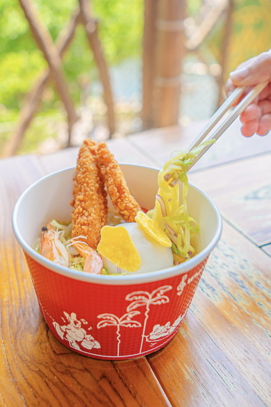  「エビとチキンテンダーの冷やし麺(ゆず塩)、はんぺん添え」の画像