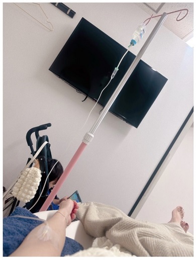 点滴を受けている辻希美