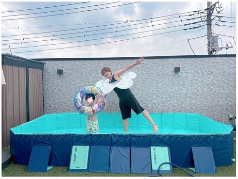 新調した自宅のプールで遊ぶ杉浦太陽と三男