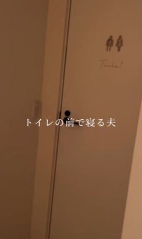 トイレの前で寝る夫の画像
