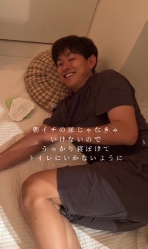 翌朝、娘たちが尿検査を忘れないように……