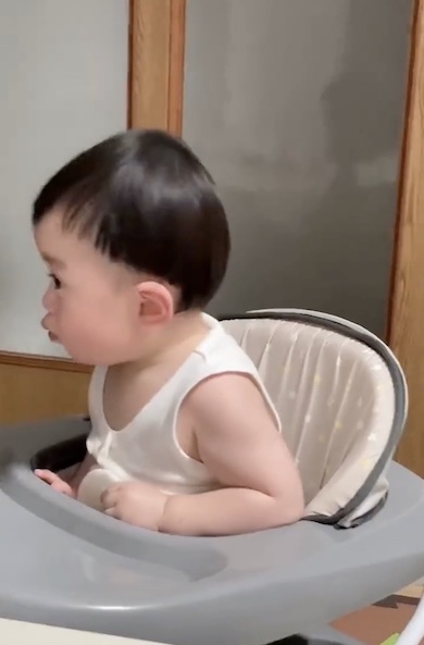 眠さに抗う赤ちゃんの写真