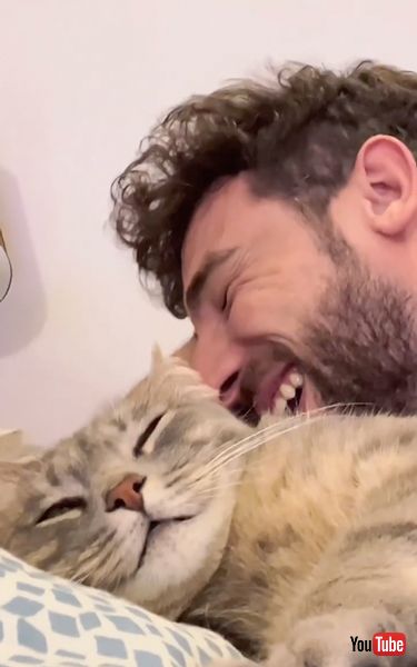 飼い主の言葉をマネする猫