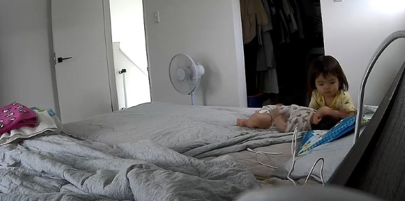 優しく声をかける画像