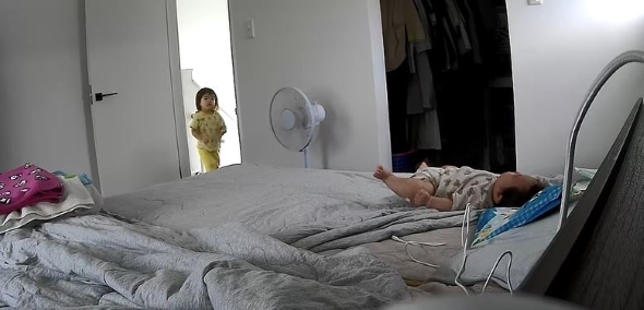 弟の泣き声を聞きつけて助けに来たお姉ちゃんの画像