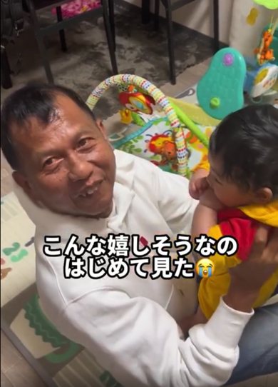 初孫に会うため、タイから来日したお父さん