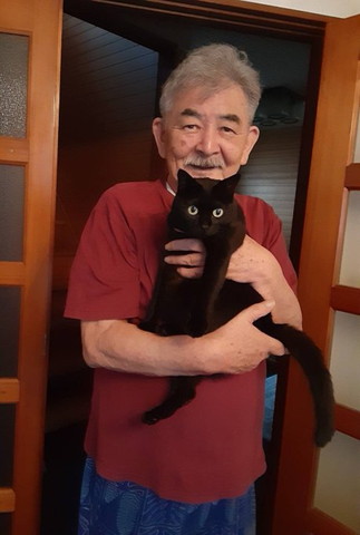 ブラウンぽいtシャツ着てるお父さん