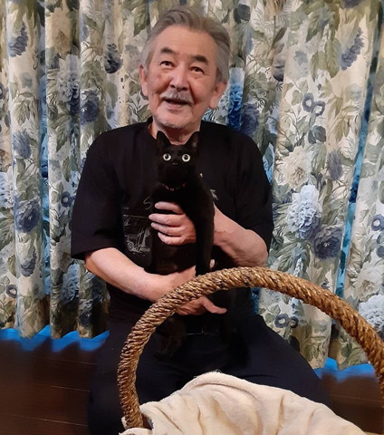 黒いTシャツ着てるお父さん