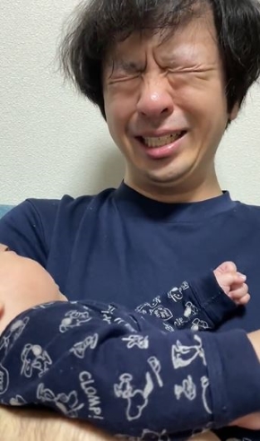 うれしすぎて感涙するパパの画像