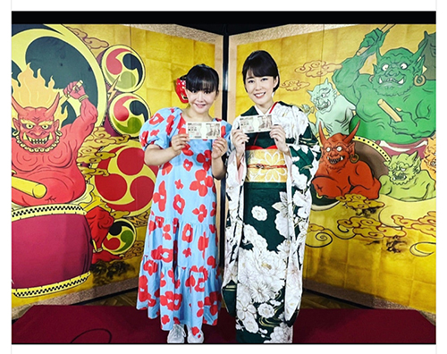 10連チャンを達成し、笑顔で2ショット