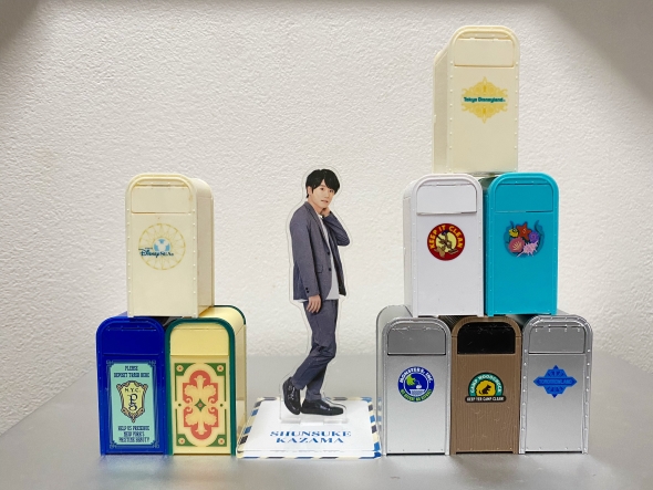 トラッシュカンに囲まれた風間俊介さんのアクスタの画像