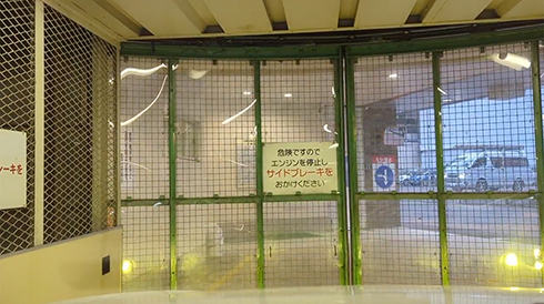 フェンスが閉まり……