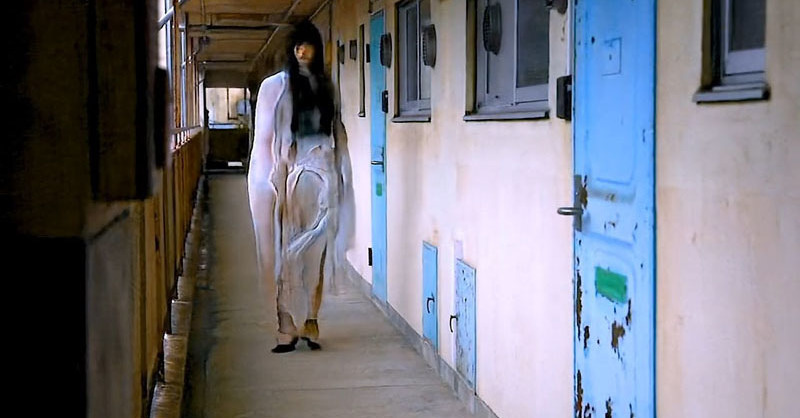 玄関を出たら、女性が奇妙に身体をくねらせていた……　AIが生んだ“怪奇映像”が不気味で「夢に出そう」（1/2） | ねとらぼ