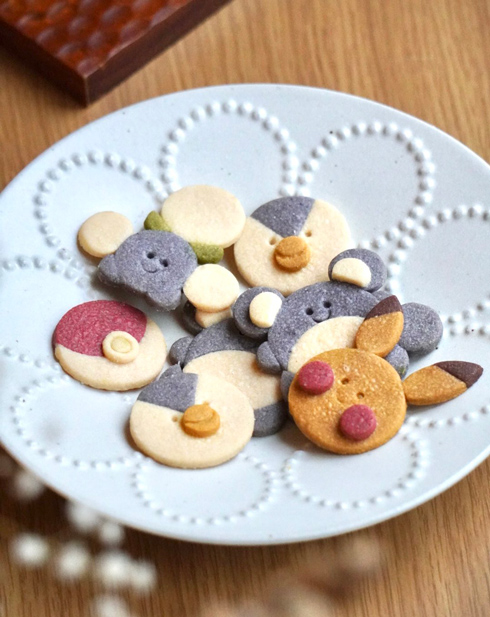 お皿にのせた手作りポケモンクッキー