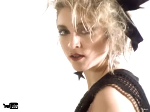 1983年に「ラッキー・スター」収録のアルバム「バーニング・アップ」を発売したマドンナ