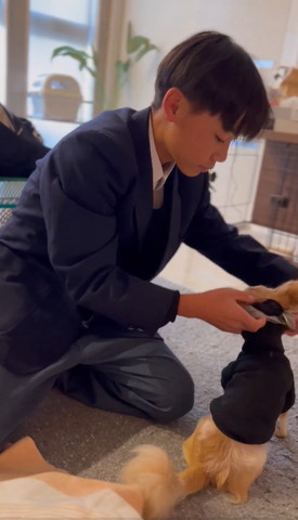 ワンコの首輪とるお兄ちゃん