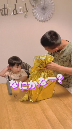 「弟の誕生日プレゼントを買いに行く兄」