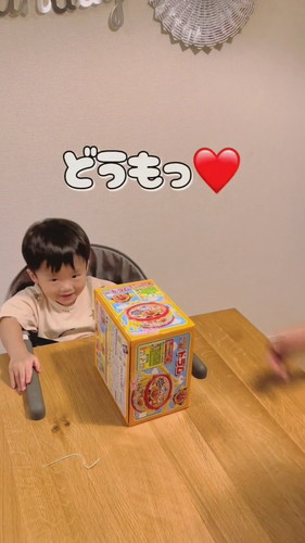 「弟の誕生日プレゼントを買いに行く兄」