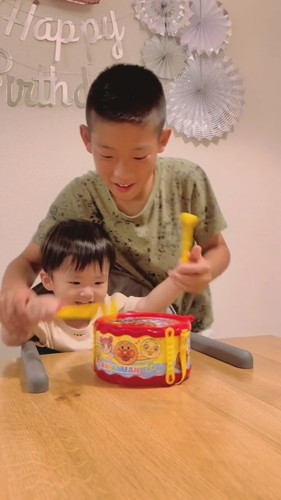 「弟の誕生日プレゼントを買いに行く兄」