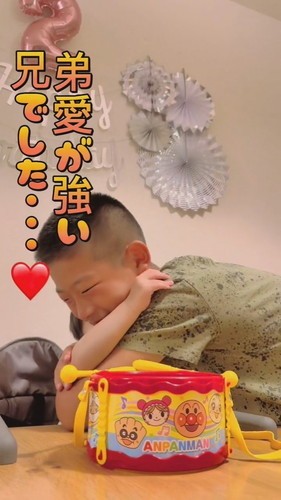 「弟の誕生日プレゼントを買いに行く兄」