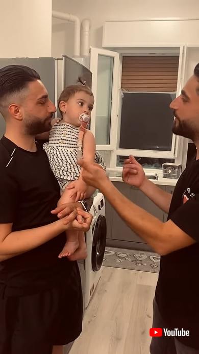 2人のパパに混乱する赤ちゃん