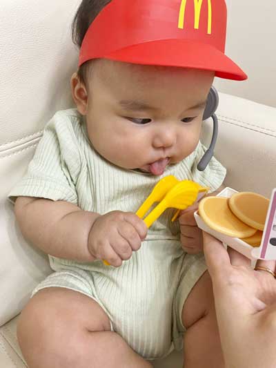 マクドナルド ハッピーセット サンバイザー プチパンケーキ つまみ食い 店員さん なりきり