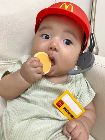 マクドナルド ハッピーセット サンバイザー プチパンケーキ つまみ食い 店員さん なりきり