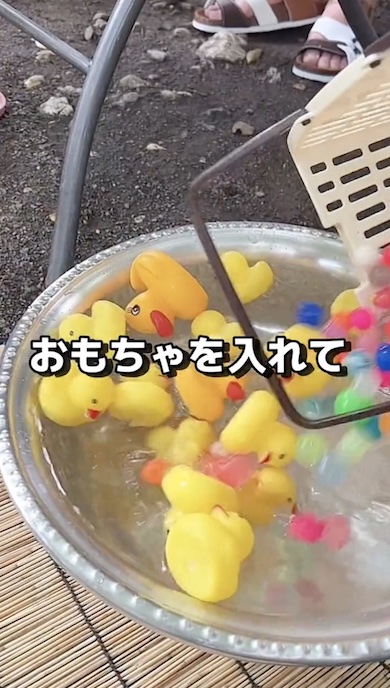 容器におもちゃを入れている写真