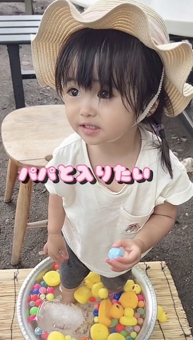 足氷に入っている女の子の写真