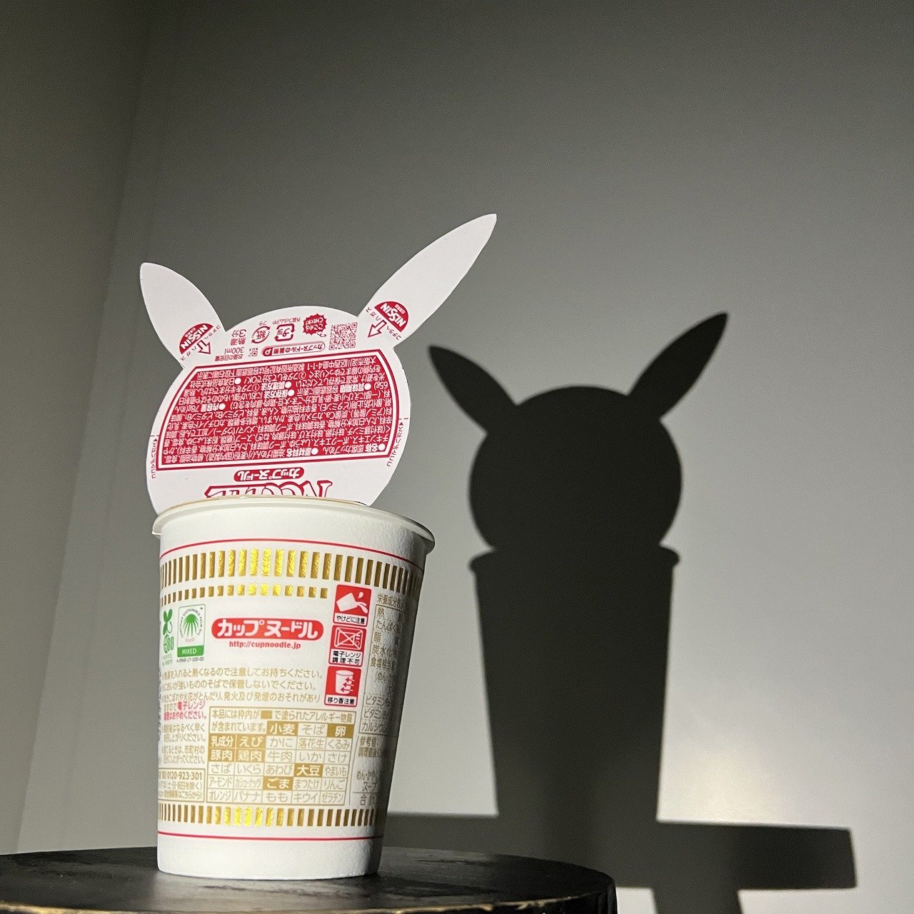 「だ〜れだ？」　カップヌードル公式が“謎のシルエット”を投稿→理不尽過ぎる回答に「わかるかこんなん」とツッコミの嵐