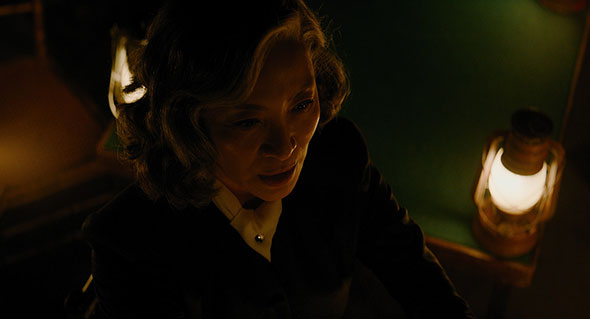 ミシェル・ヨー演じる霊能者