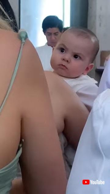 ファッションチェックする赤ちゃん