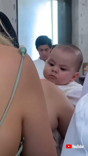 ファッションチェックする赤ちゃん