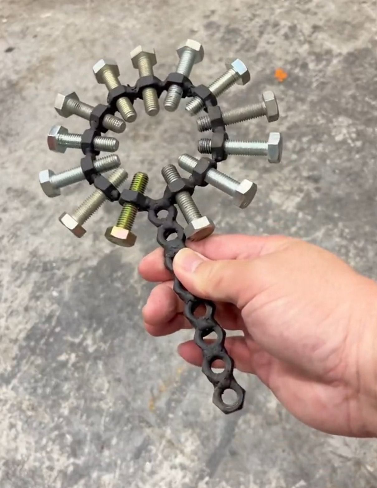 “絶対に瓶の蓋を開けられそうな発明”が天才的なゴリ押し　大量のボルトで締め付け取っ手でグリッと回せる