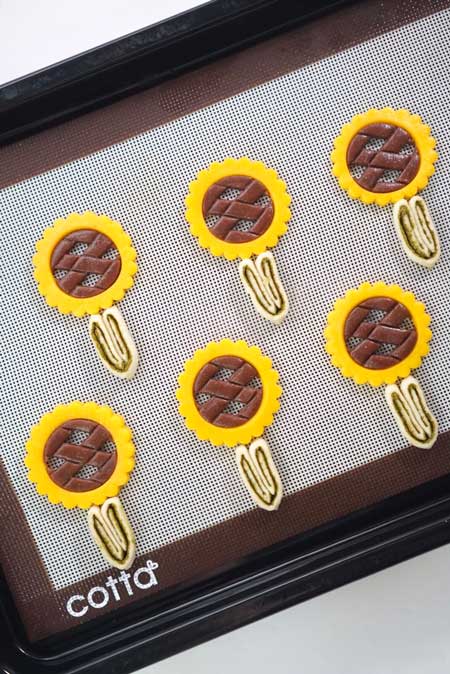 ひまわりクッキー 焼いたら 咲く 開く パイ 葉っぱ オーブン お菓子 過程