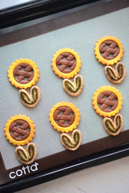 ひまわりクッキー 焼いたら 咲く 開く パイ 葉っぱ オーブン お菓子 過程