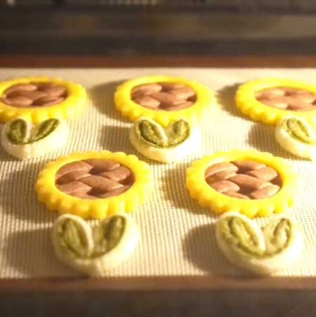 ひまわりクッキー 焼いたら 咲く 開く パイ 葉っぱ オーブン お菓子 過程