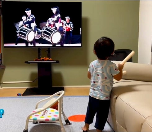 2歳児の太鼓演奏がスゴイ