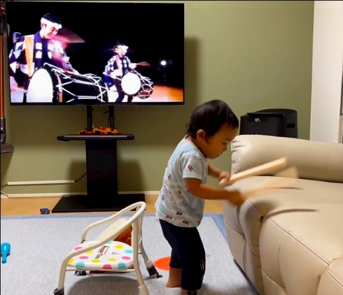 2歳児の太鼓演奏がスゴイ