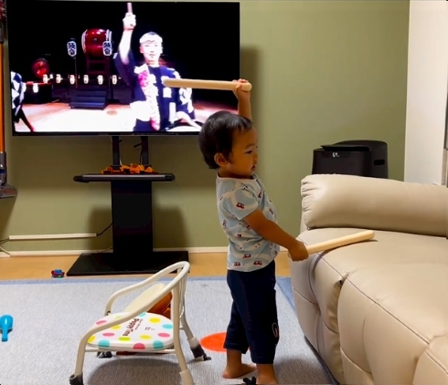 2歳児の太鼓演奏がスゴイ